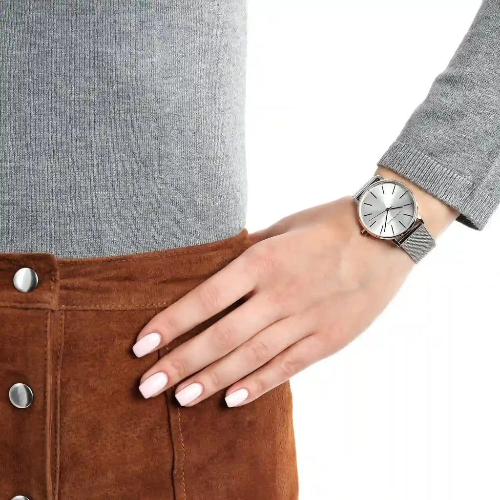 Silver watch on wrist, hs1pk6ht3ml9cdr35fsot7t8lgp2jokt