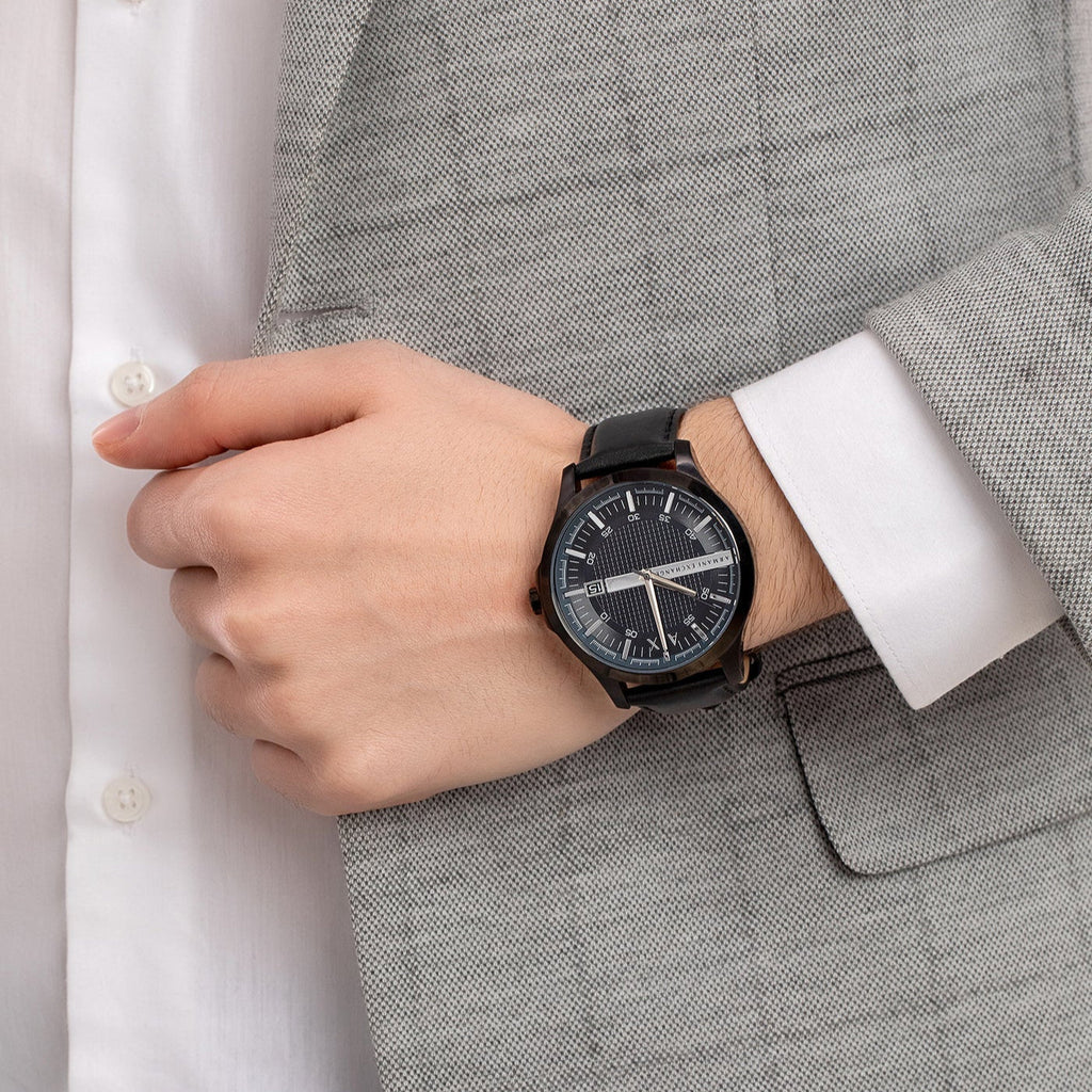 Man wearing black wristwatch, detail shot