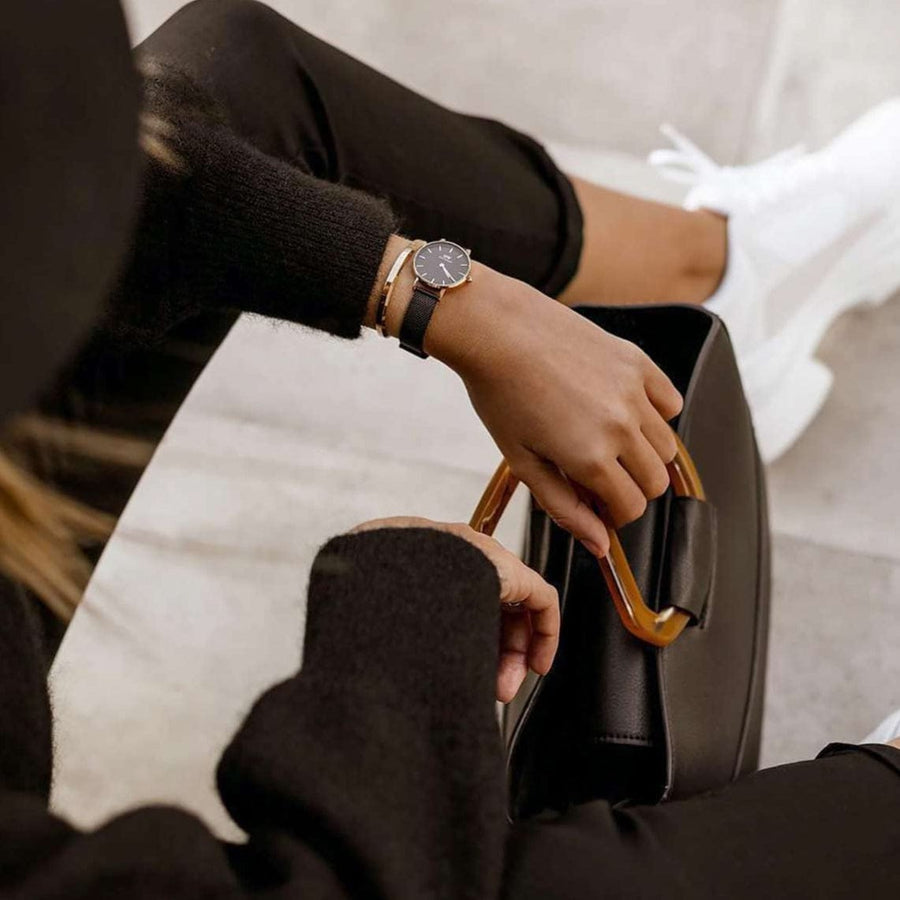 Fashionable woman with watch and black handbag 61EJW41MpTL