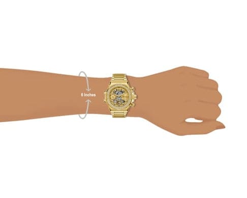 Gold wristwatch on wrist, MP000000015966965
