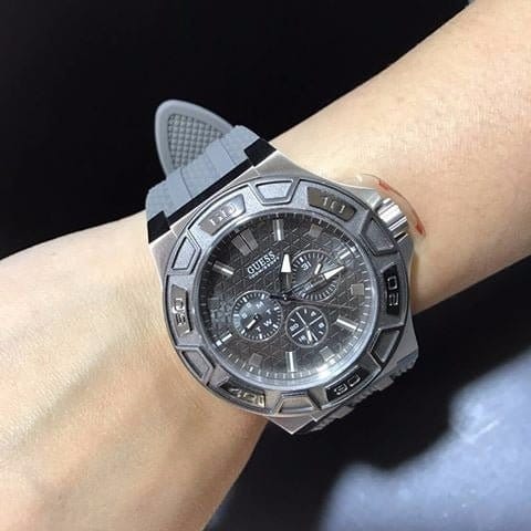 Guess Force Grey Dial Grey Rubber Strap Watch For Men - W0674G8