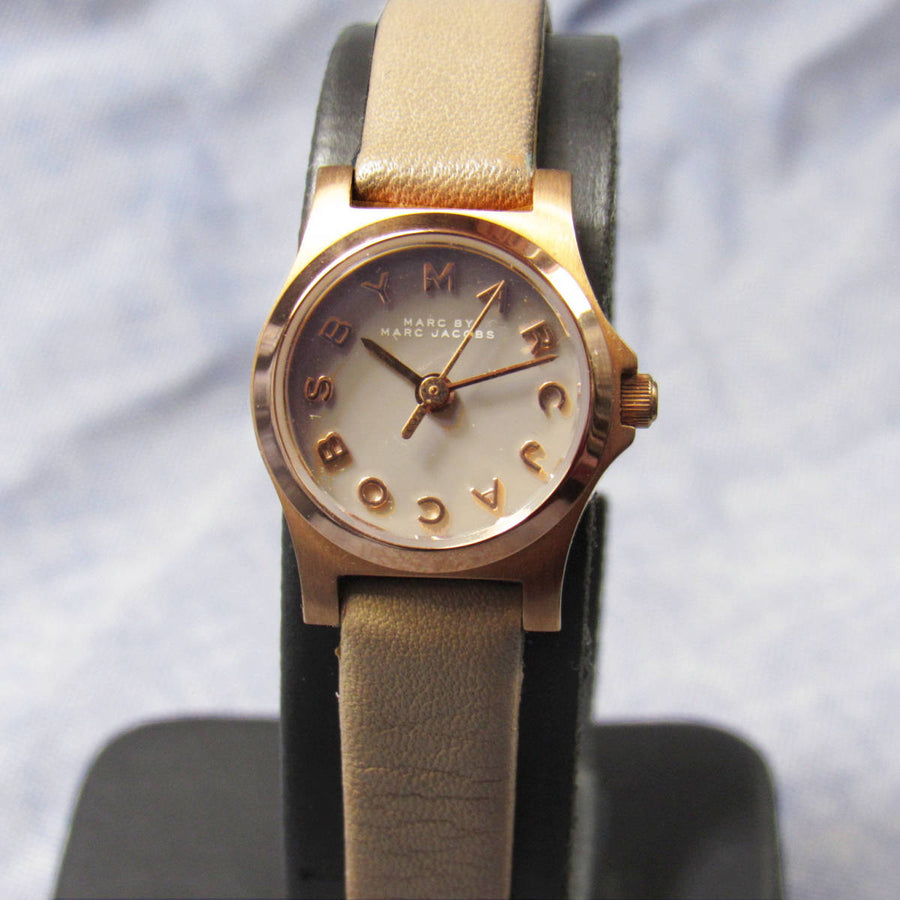 Marc Jacobs Henry Dinky Grey Dial Grey Leather Strap Watch for Women - MBM1239