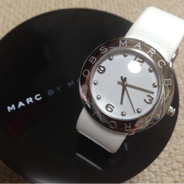 Marc Jacobs Amy White Dial White Leather Strap Watch for Women - MBM1136